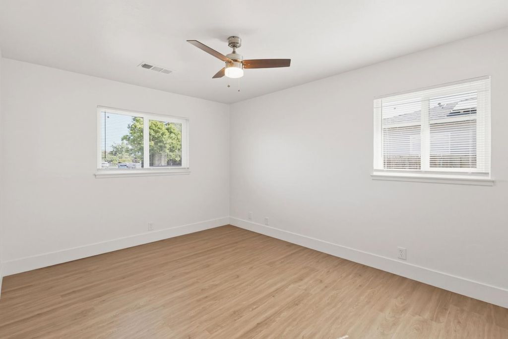 Image 4 of property listing at 5703 E Hampton Way, Fresno, CA 93727