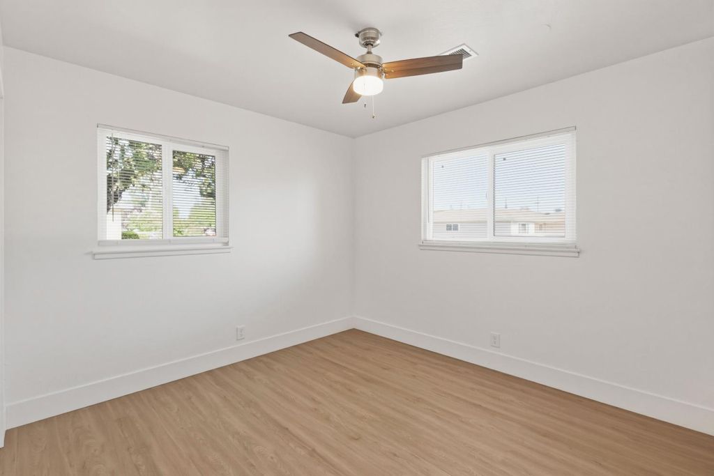Image 5 of property listing at 5703 E Hampton Way, Fresno, CA 93727