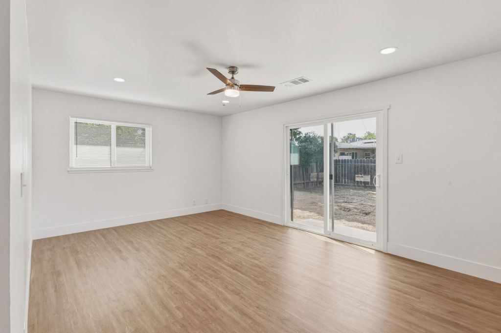 Image 6 of property listing at 5703 E Hampton Way, Fresno, CA 93727