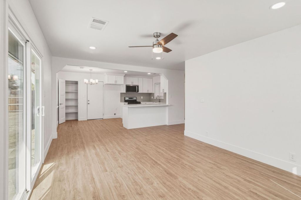 Image 7 of property listing at 5703 E Hampton Way, Fresno, CA 93727