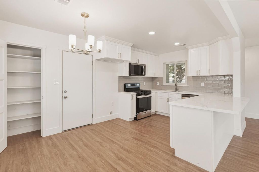 Image 8 of property listing at 5703 E Hampton Way, Fresno, CA 93727