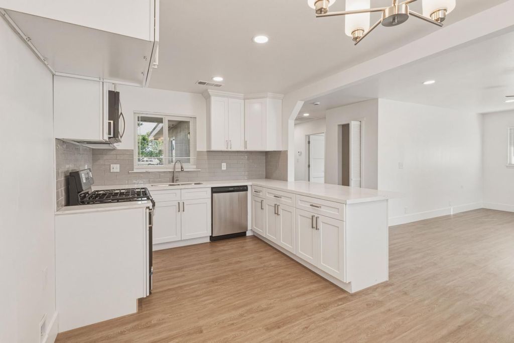 Image 9 of property listing at 5703 E Hampton Way, Fresno, CA 93727