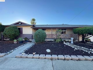 9 Leamont Court, Oakland, CA 94605