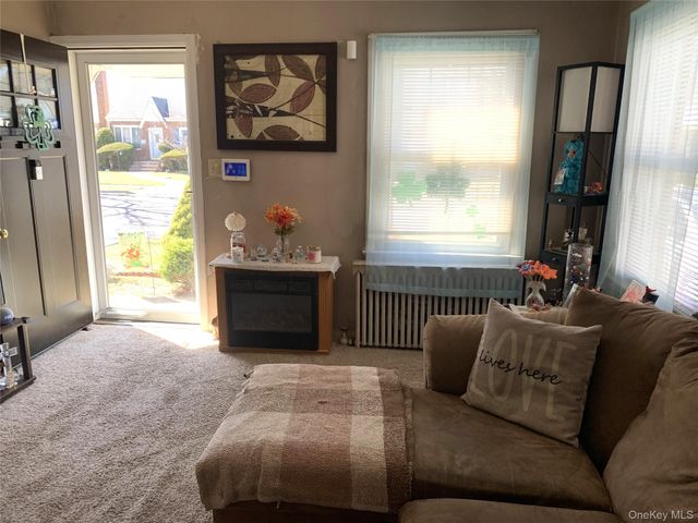 6 Wilton Street, New Hyde Park, NY 11040