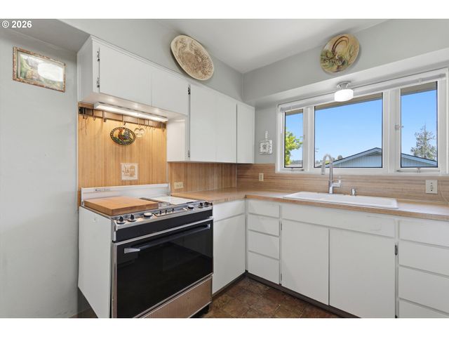 2010 Ne ADAMS St, Camas, WA 98607