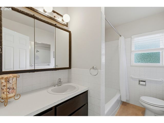 2010 Ne ADAMS St, Camas, WA 98607