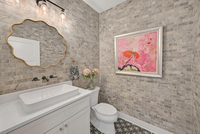 6850 W River Birch DRIVE, Mequon, WI 53092