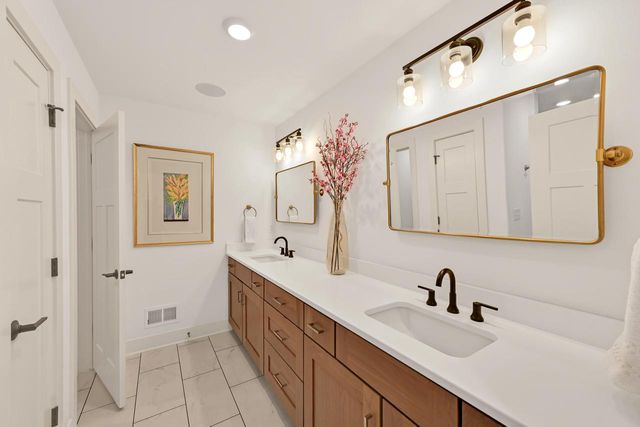 6850 W River Birch DRIVE, Mequon, WI 53092