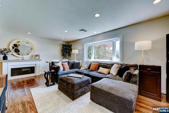 11 Carlisle Road, Wayne, NJ 07470
