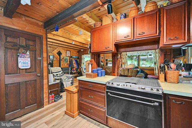 17 APPLE LN, Fleetwood, PA 19522