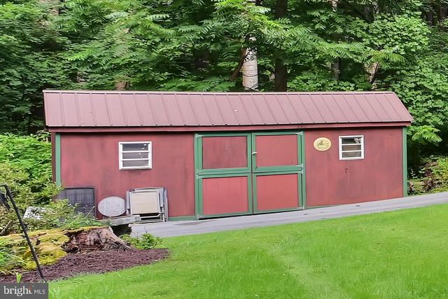 17 APPLE LN, Fleetwood, PA 19522