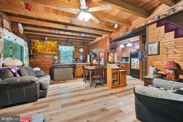17 APPLE LN, Fleetwood, PA 19522