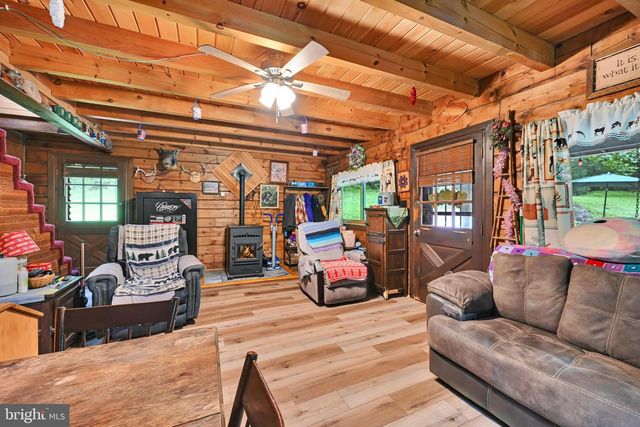 17 APPLE LN, Fleetwood, PA 19522