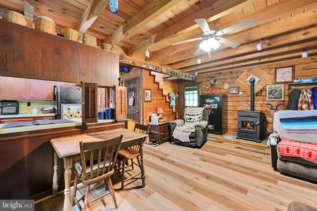 17 APPLE LN, Fleetwood, PA 19522