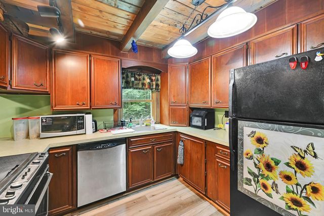 17 APPLE LN, Fleetwood, PA 19522
