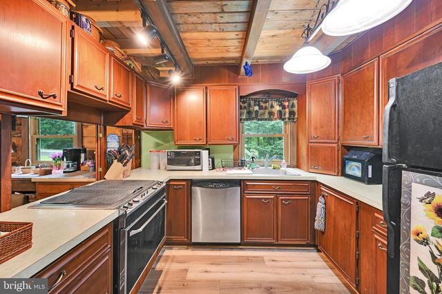 17 APPLE LN, Fleetwood, PA 19522