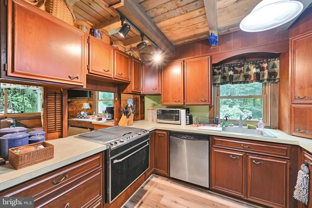 17 APPLE LN, Fleetwood, PA 19522