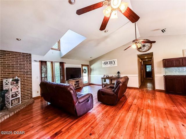 201 S Scaramucci Road, Pittsburg, KS 66762