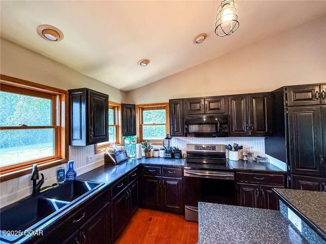 201 S Scaramucci Road, Pittsburg, KS 66762