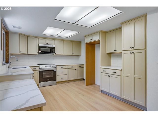 22755 Se KINGSWOOD Ct, Damascus, OR 97089
