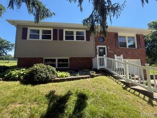5203 Black Oak Road, Alton, IL 62002