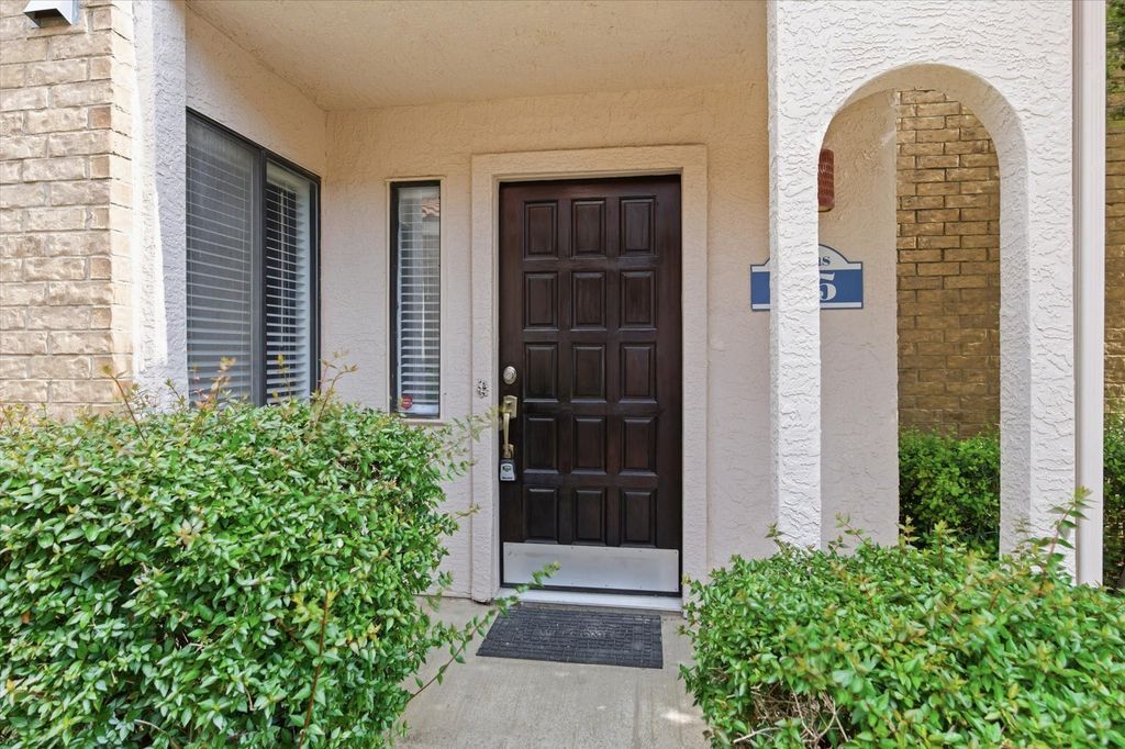 551 Ranch Trail 195, Irving, TX 75063