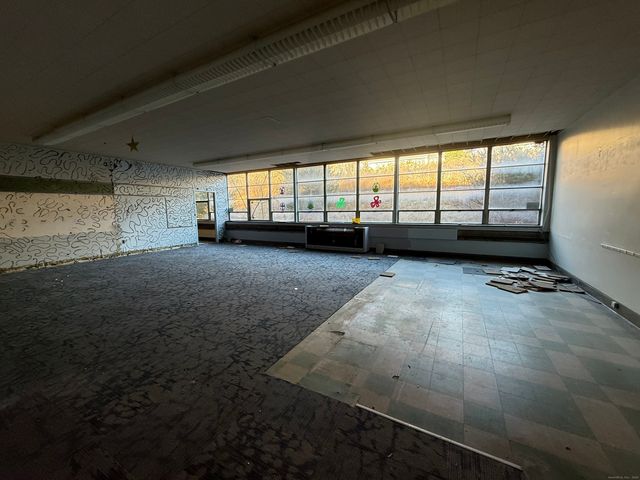 26 Main Street, Thompson, CT 06255