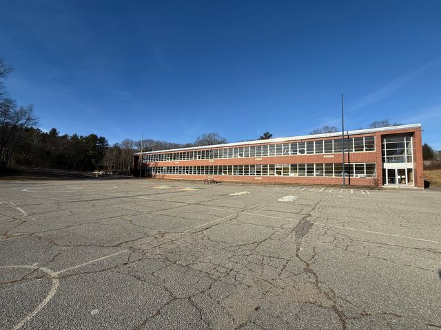 26 Main Street, Thompson, CT 06255