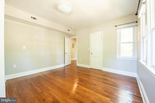 2241 40TH PL NW, Washington, DC 20007