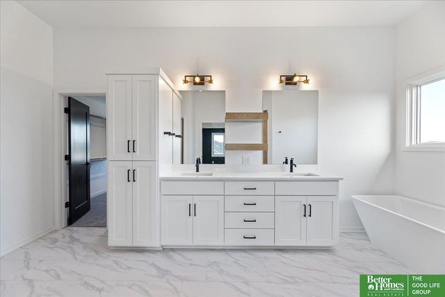 5709 N 198th Street, Omaha, NE 68022