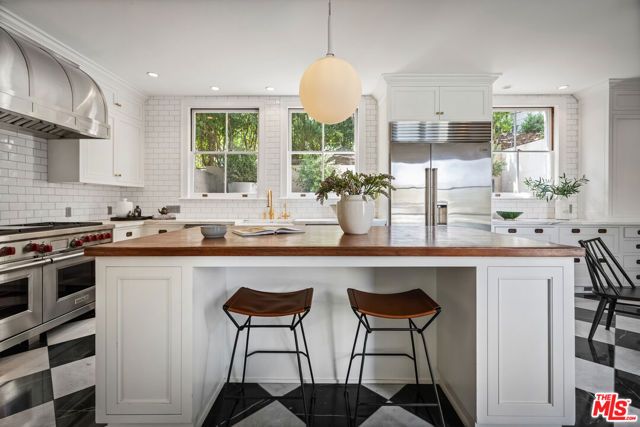 3659 Shannon Road, Los Angeles, CA 90027