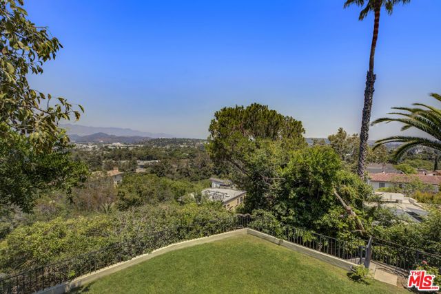 3659 Shannon Road, Los Angeles, CA 90027