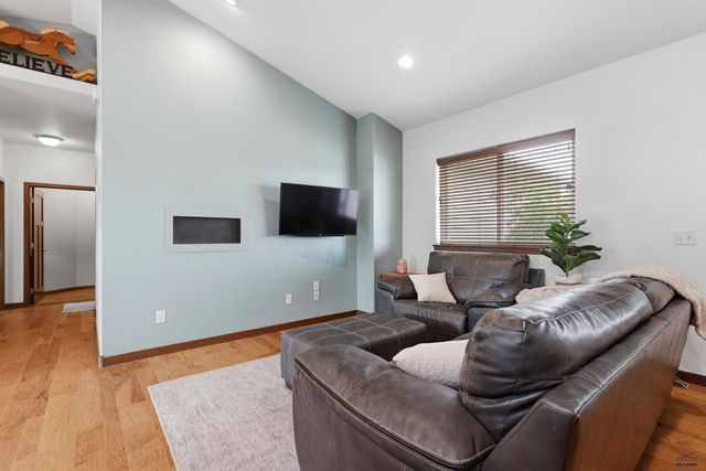 10075 LARAMIE LN, Summerset, SD 57718