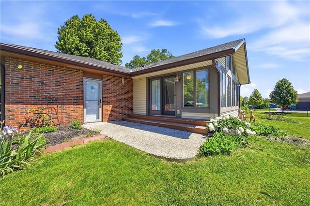 10413 W 49 Street, Shawnee, KS 66203
