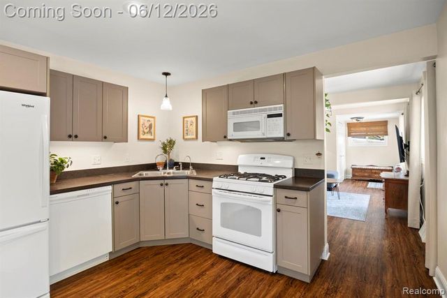 1808 Lombardy, Highland, MI 48356