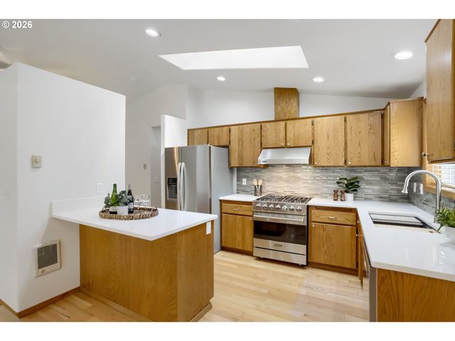 218 Sw 11TH St, Dundee, OR 97115