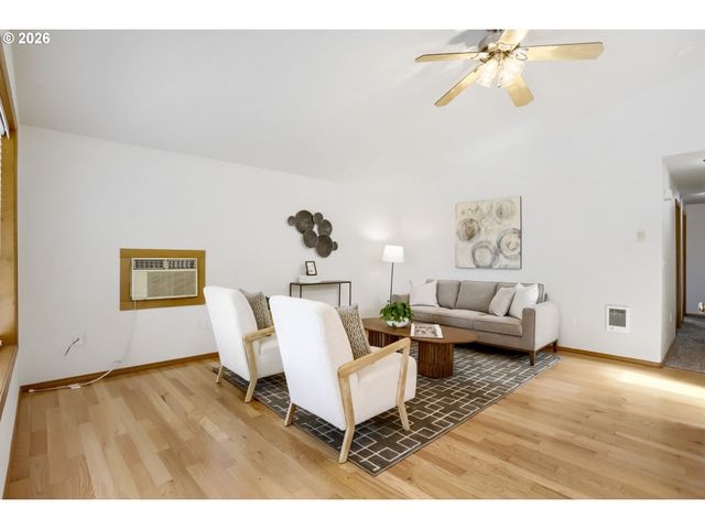 218 Sw 11TH St, Dundee, OR 97115
