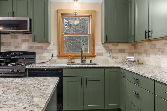 25 Rainbow Lane, Mashpee, MA 02649