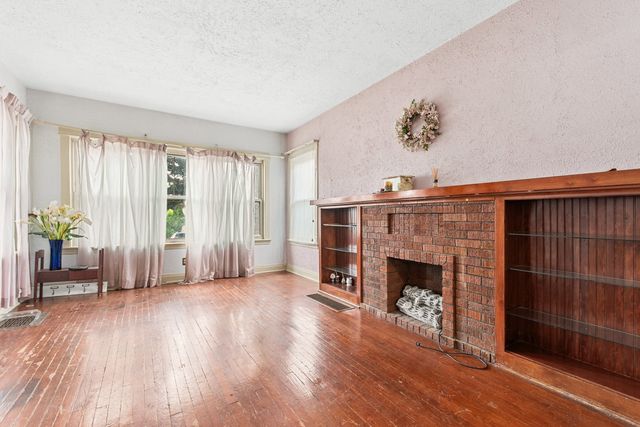 5941 W Waveland Avenue, Chicago, IL 60634
