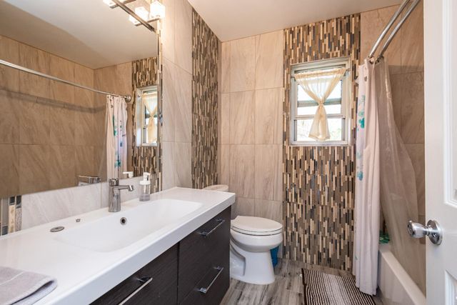 6851 Aleta Way, Sacramento, CA 95842