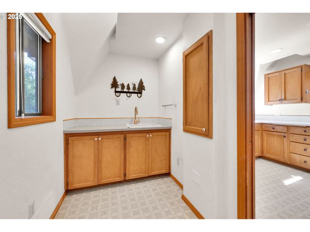 38383 KICKBUSCH Ln, Springfield, OR 97478