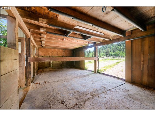 38383 KICKBUSCH Ln, Springfield, OR 97478