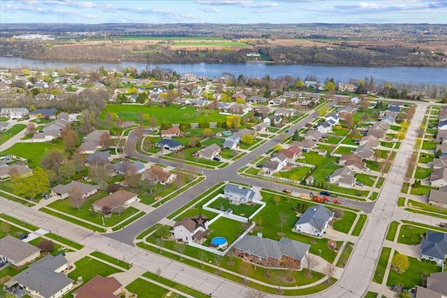407 WATERVIEW ROAD, De Pere, WI 54115