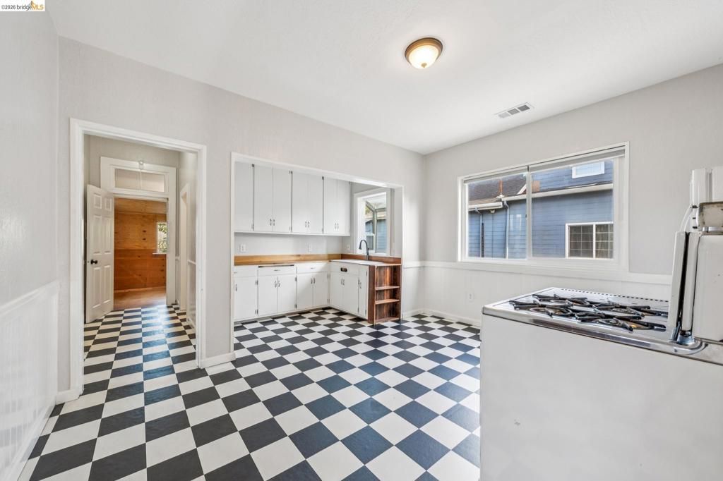 Image 10 of property listing at 836 20th Street, Oakland, CA 94607