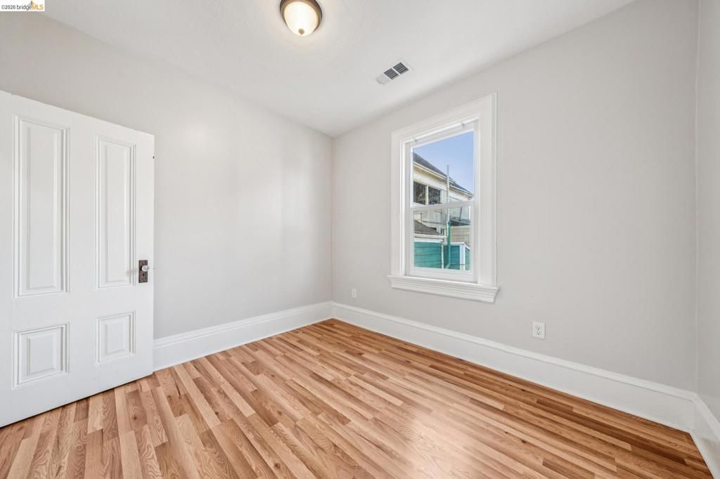 Image 16 of property listing at 836 20th Street, Oakland, CA 94607