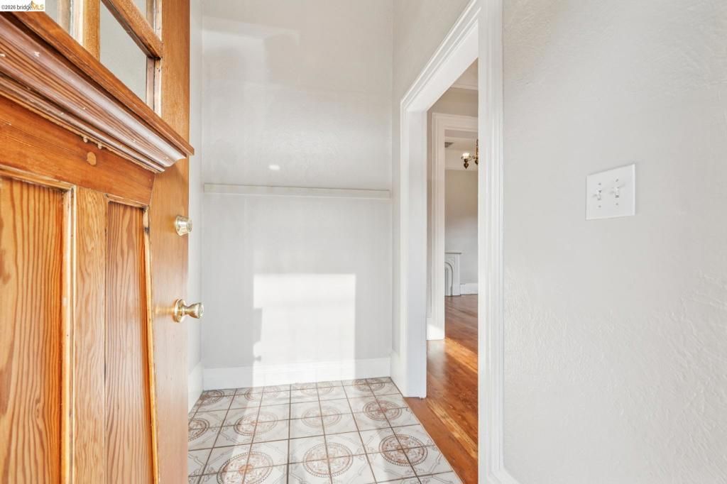 Image 2 of property listing at 836 20th Street, Oakland, CA 94607