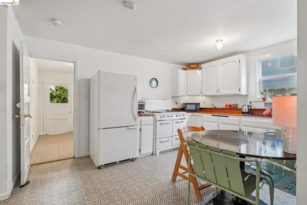 Image 27 of property listing at 836 20th Street, Oakland, CA 94607