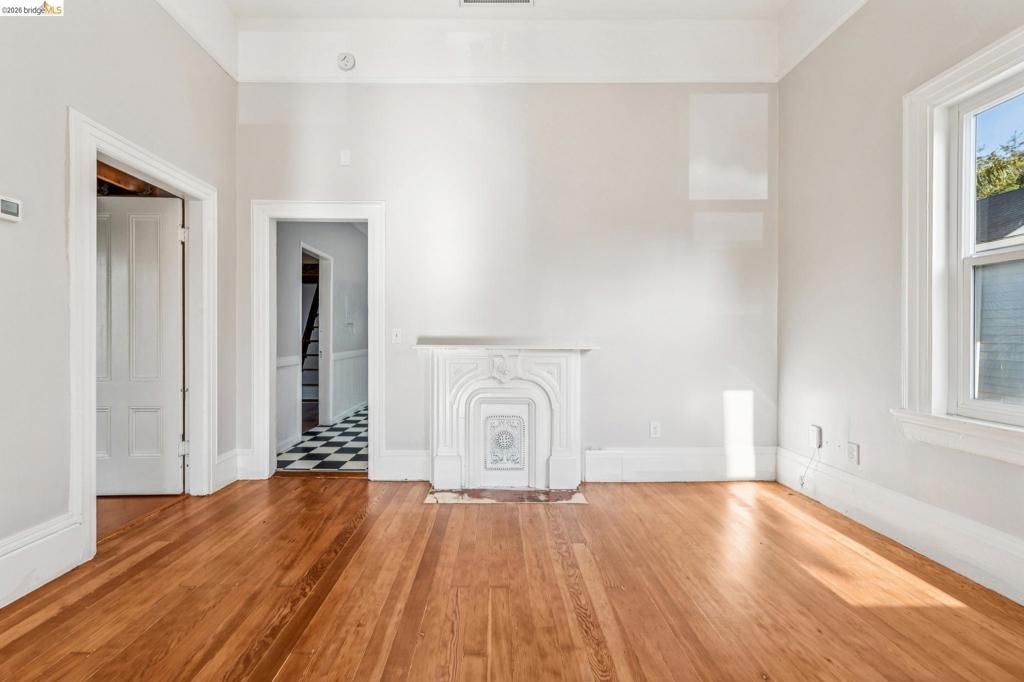 Image 6 of property listing at 836 20th Street, Oakland, CA 94607