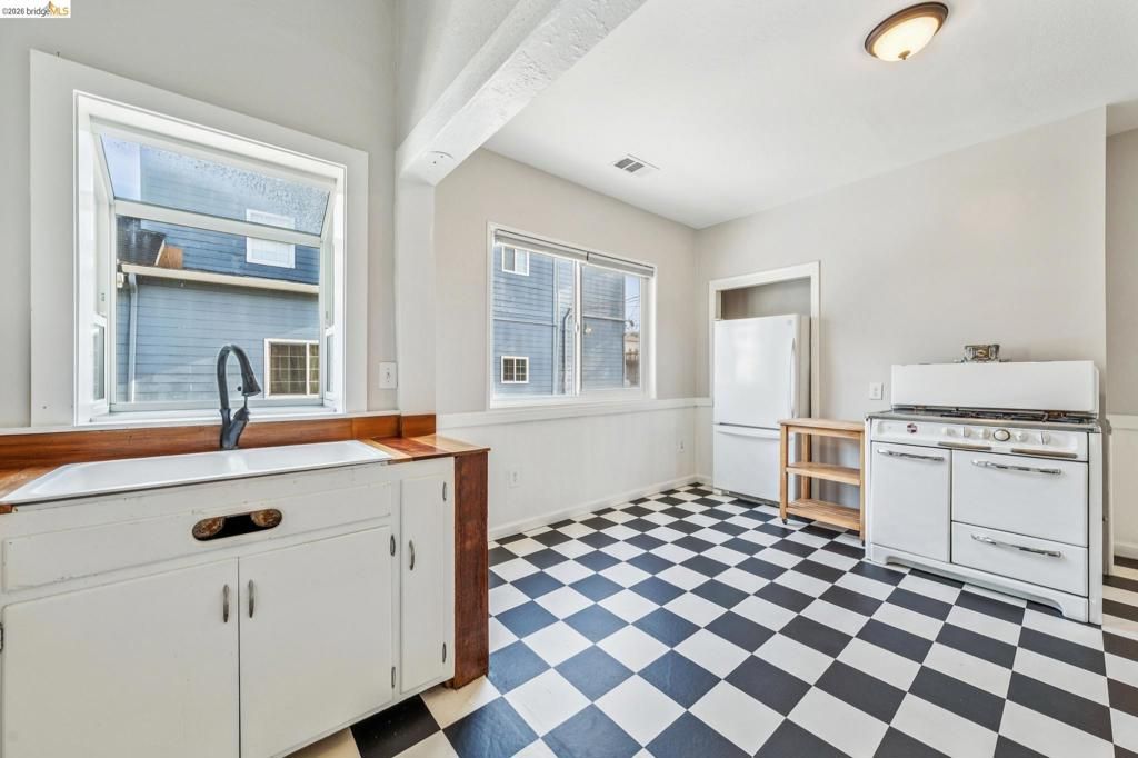 Image 8 of property listing at 836 20th Street, Oakland, CA 94607