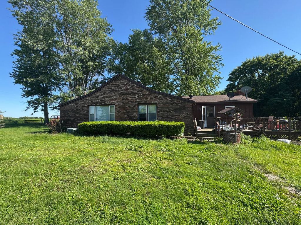 Image 1 of property listing at 19855 N Prior Lane, Mt Vernon, IL 62864